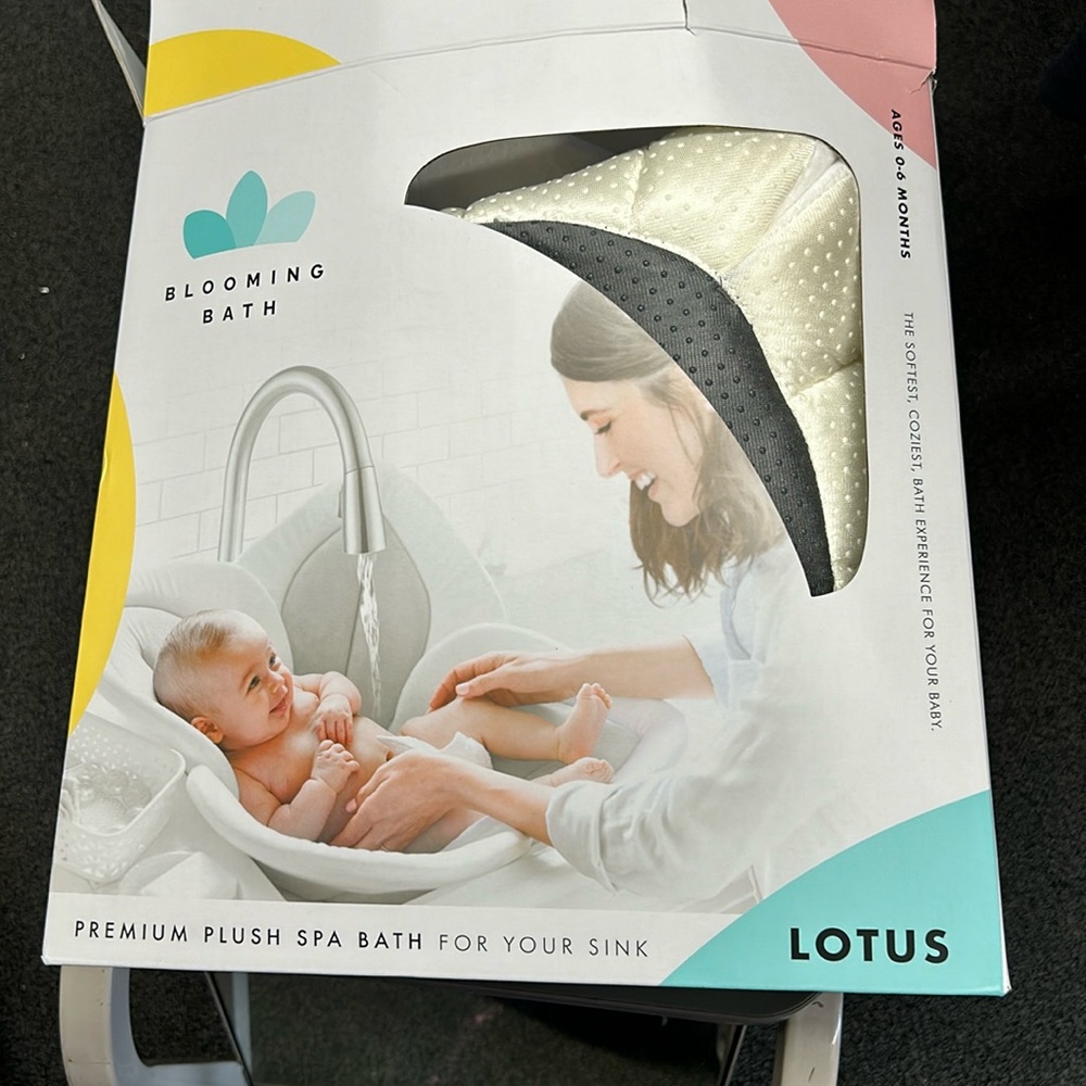 Lotus Blooming Bath 0/6 months barely used premium plush spa bath for sink